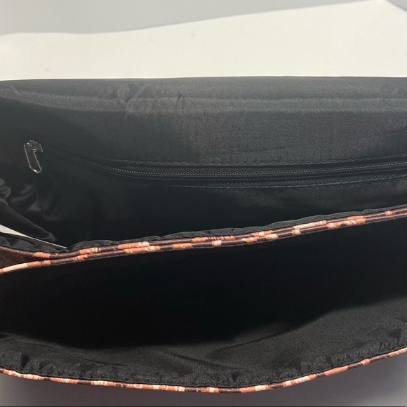 Cheetah Print Envelope Style Clutch with hand strap - Picture 4 of 4